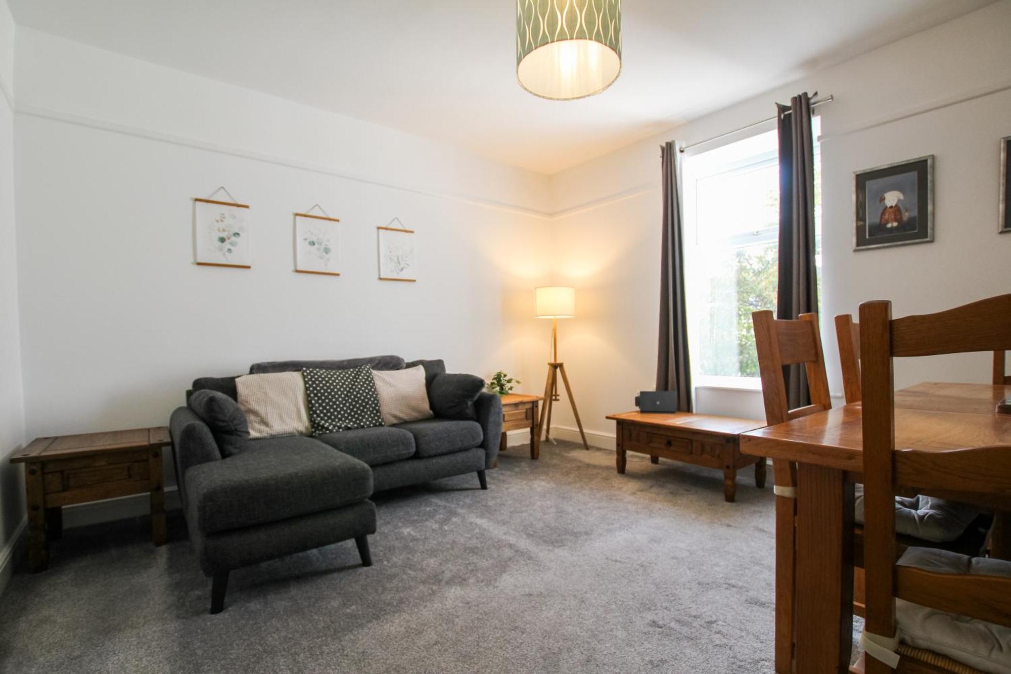 Fairways View - Spacious Apartment - Sleeps 6 - Lovely Views - By Rework Accommodation Hoylake Luaran gambar