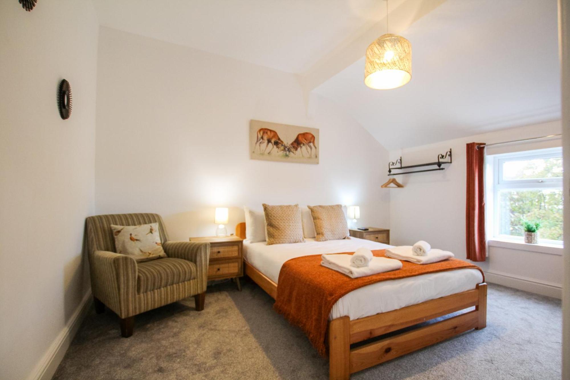 Fairways View - Spacious Apartment - Sleeps 6 - Lovely Views - By Rework Accommodation Hoylake Luaran gambar