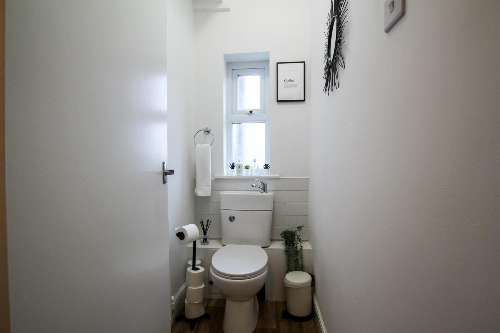 Fairways View - Spacious Apartment - Sleeps 6 - Lovely Views - By Rework Accommodation Hoylake Luaran gambar