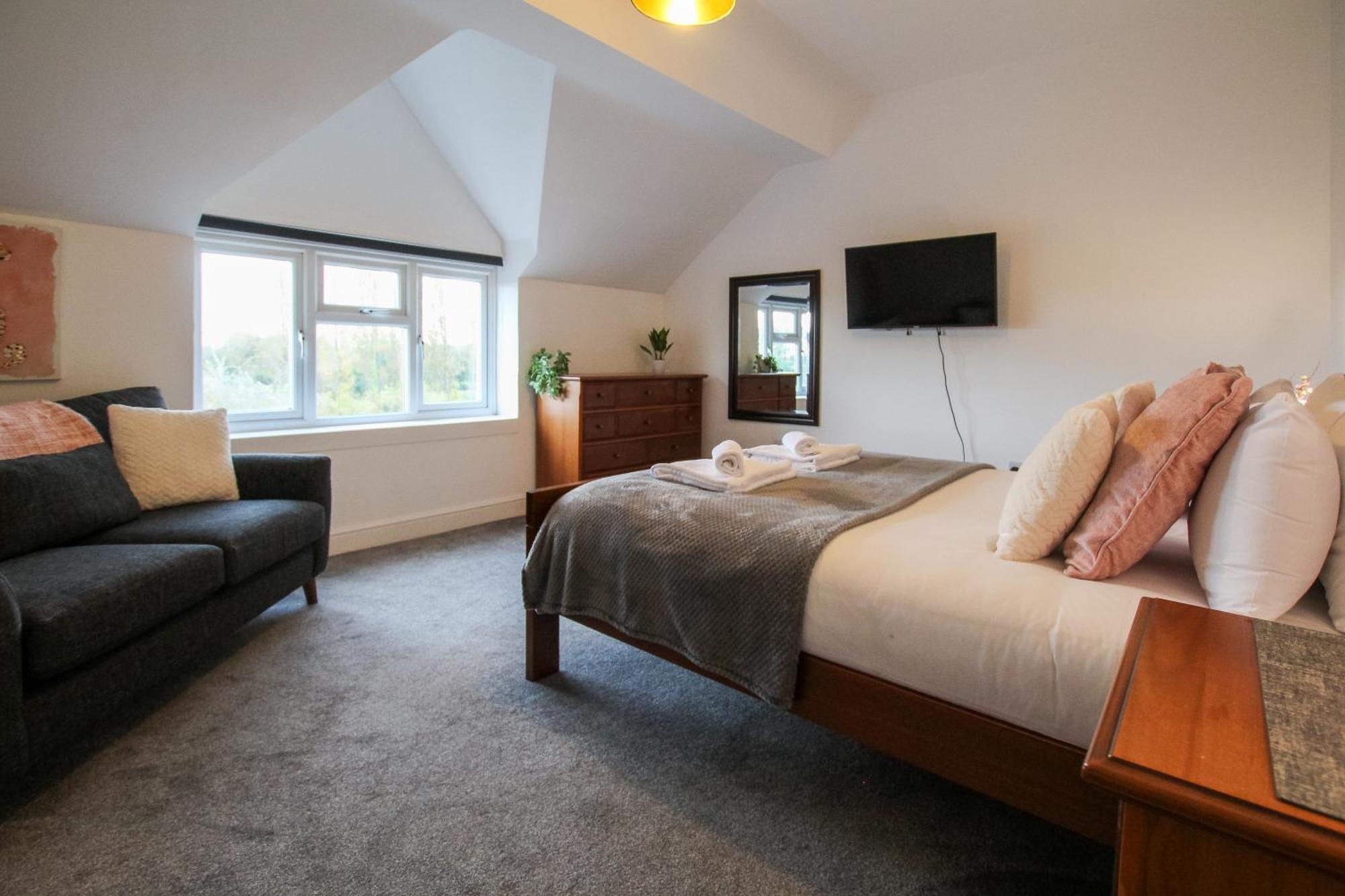 Fairways View - Spacious Apartment - Sleeps 6 - Lovely Views - By Rework Accommodation Hoylake Luaran gambar
