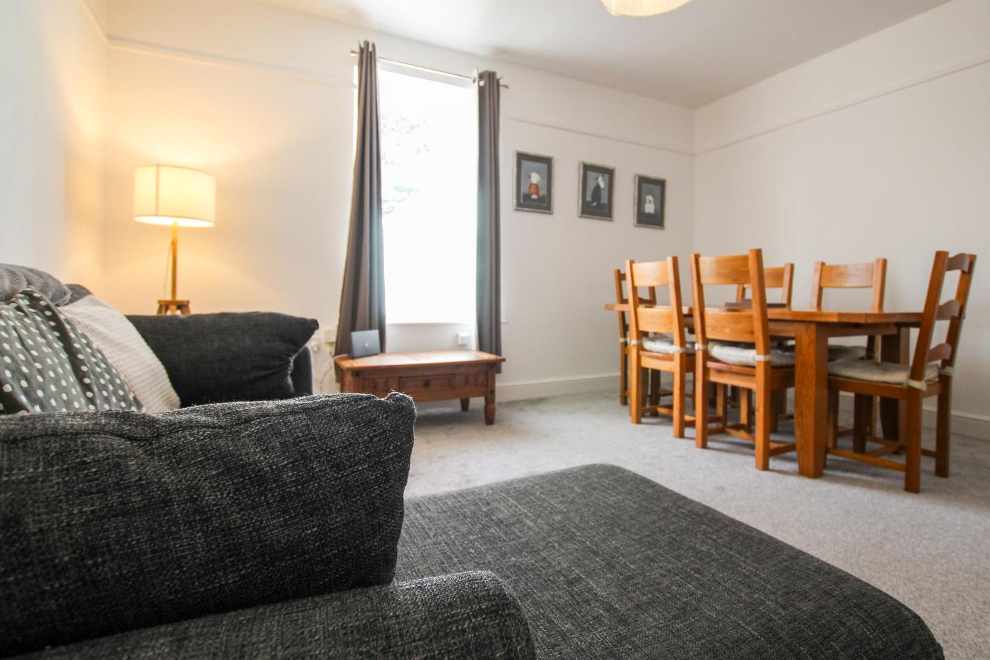 Fairways View - Spacious Apartment - Sleeps 6 - Lovely Views - By Rework Accommodation Hoylake Luaran gambar